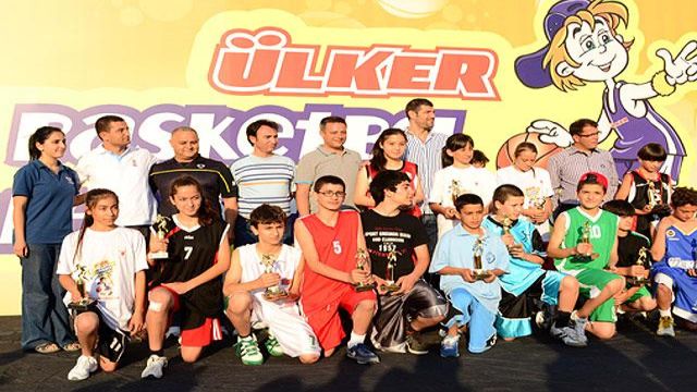  - omer-onan-minik-basketbolcularla-bulustu_640