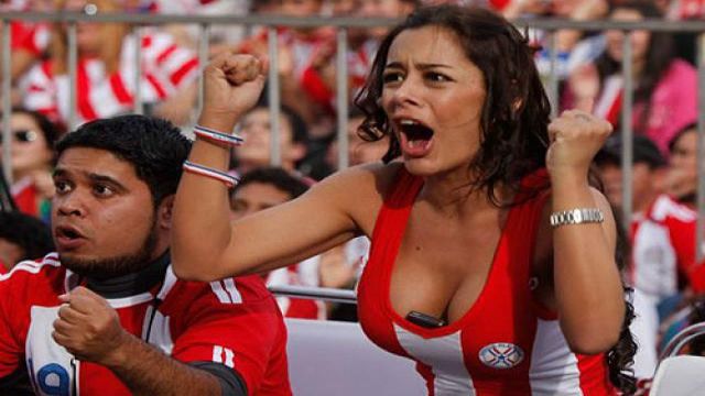 Larissa yine soyunuyor! (Video)